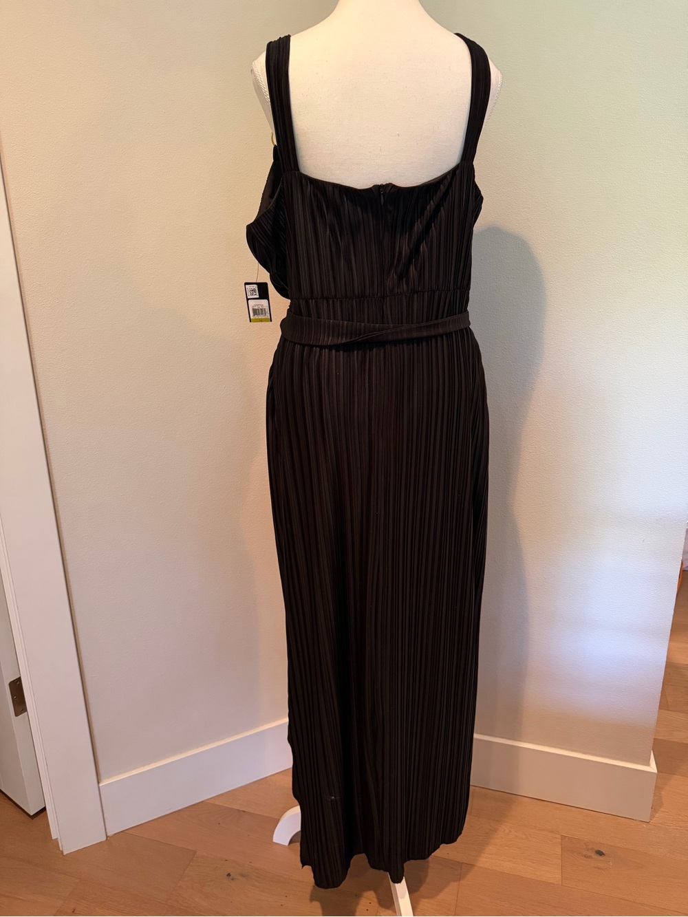Guess Black Pleated V-Neck Maxi Dress with Waist Tie and Leg Slit - Picture 4 of 5